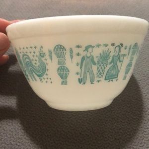 Pyrex Butterprint 401 Bowl in turquoise
